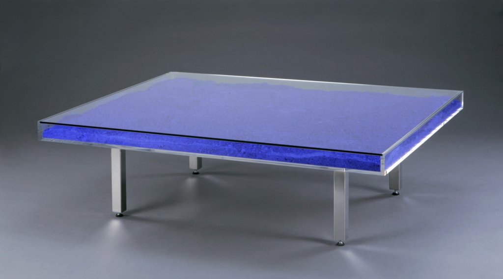 Table bleue (Modrý stůl), 1961–1963, ocel, překližka, plexisklo, sklo, pigment IKB; 40×125,5×100 cm, v. schránky 7,5 cm, Muzeum umění Olomouc