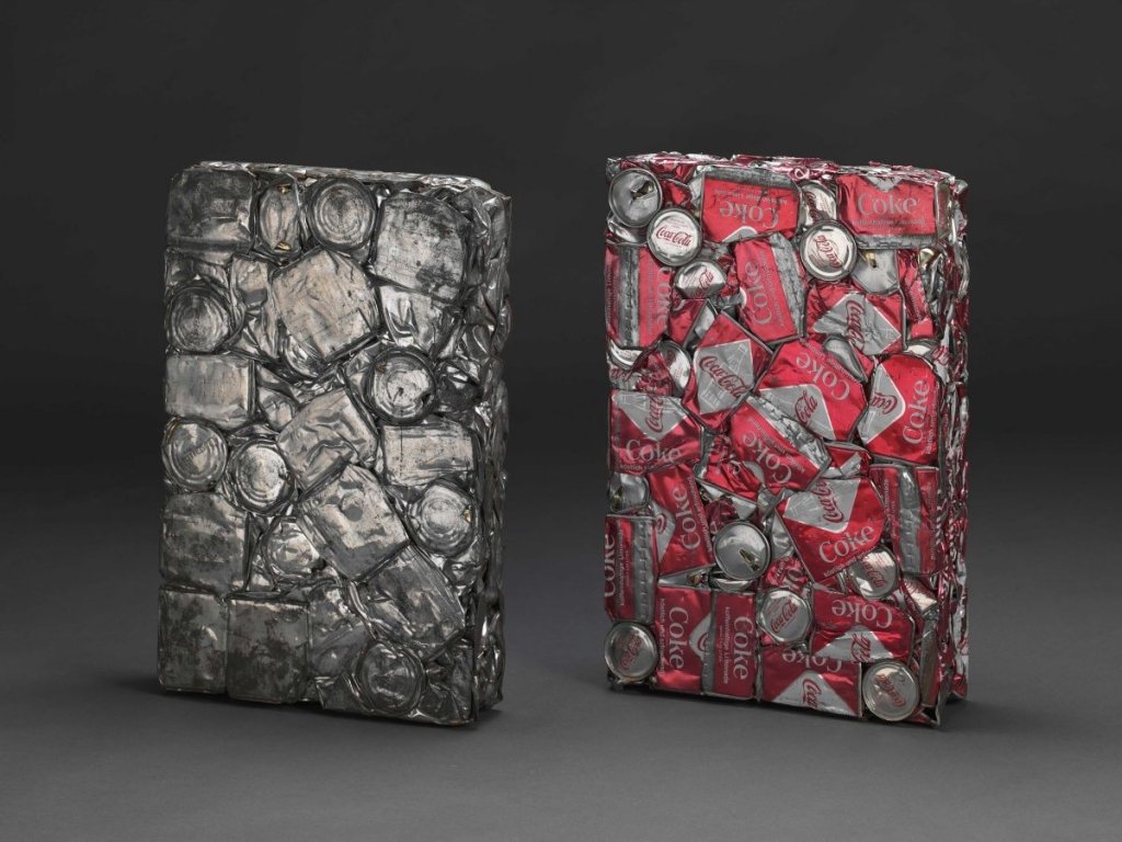 Vladimír Kordoš, Pocta Césarovi, 1970, lisované plechovky, 60x40x10 cm, Muzeum umění Olomouc
