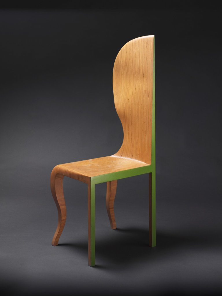 Židle Softhard, 1974, lepená překližka, lak; v. 113 cm, š. 36 cm, h. 43 cm, získáno 2006, Muzeum umění Olomouc