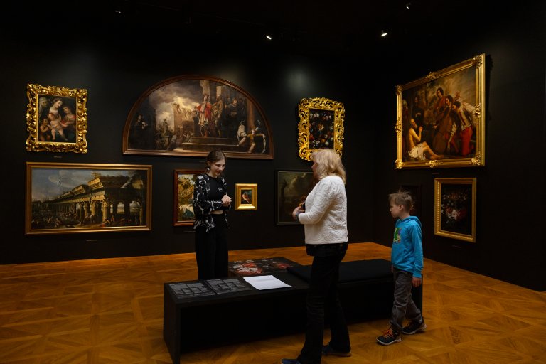 Návštěvníci Muzejní noci v Arcidiecézním muzeu se inspirovali v Obrazárně, aby pak s dětmi mohli tvořit v rámci edukačního programu Krajina do krabičky. Foto: MUO – Tereza Hrubá
