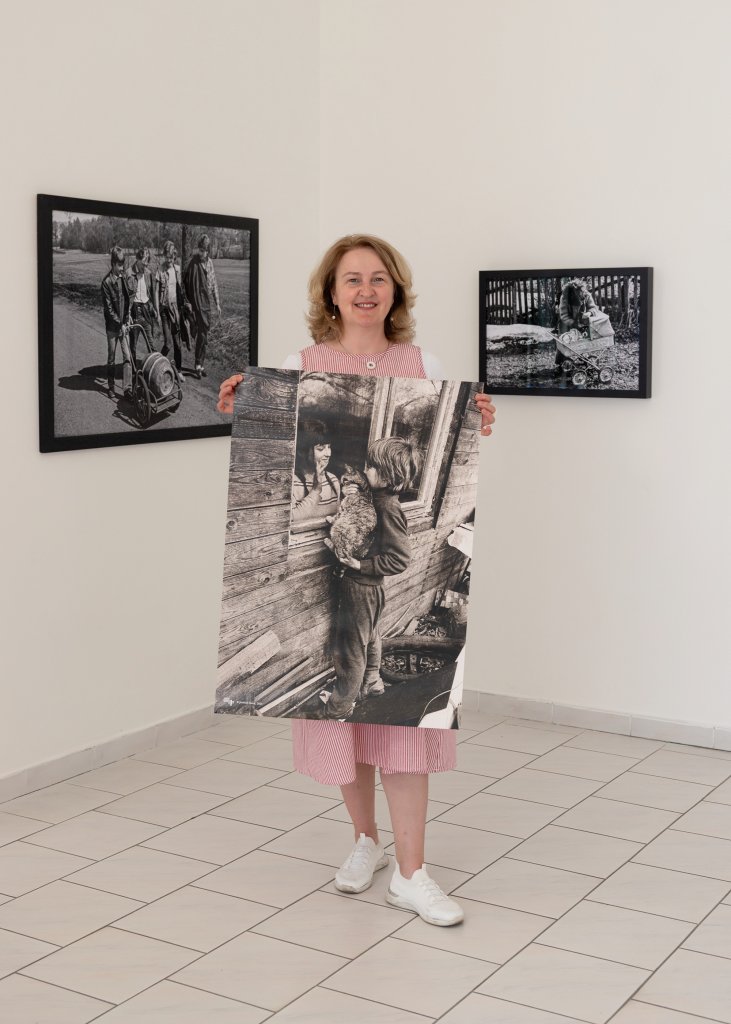 Kurátorka výstavy Z města ven! Štěpánka Bieleszová s plakátem s fotografií od Jindřicha Štreita. Foto: MUO – Tereza Hrubá