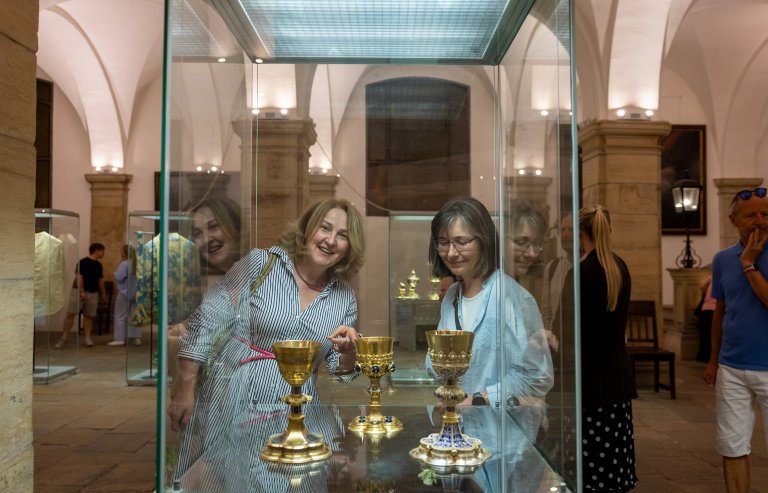 Kurátorka výstavy Šlechtictví a kněžství Helena Zápalková (vpravo) společně s kolegyní Štěpánkou Bieleszovou. Foto: MUO – Tereza Hrubá