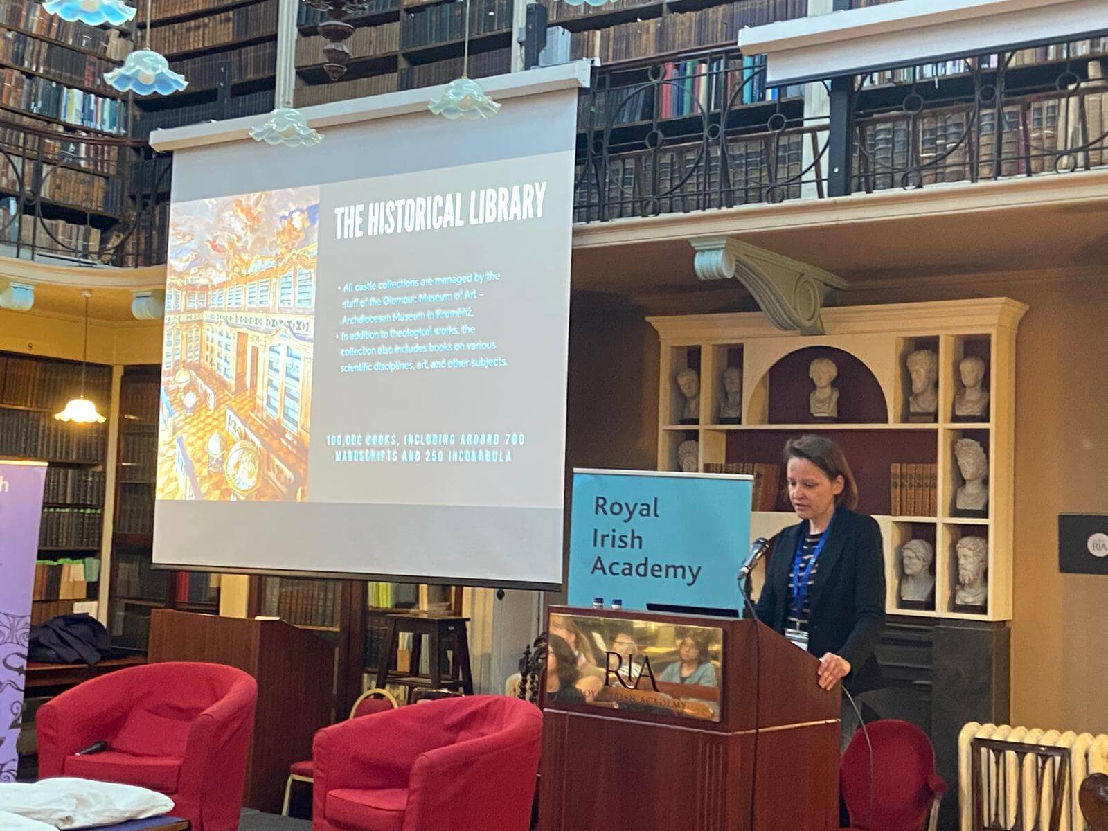 Kateřina Fajtlová přednáší v Dublinu na odborném kurzu CONUL Erasmus Library Staff Mobility Week.