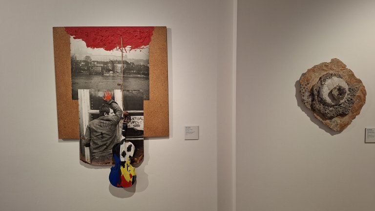 Pohled do výstavy Století relativity II. Vlevo asambláž Milana Knížáka Bez názvu (1964–1979)